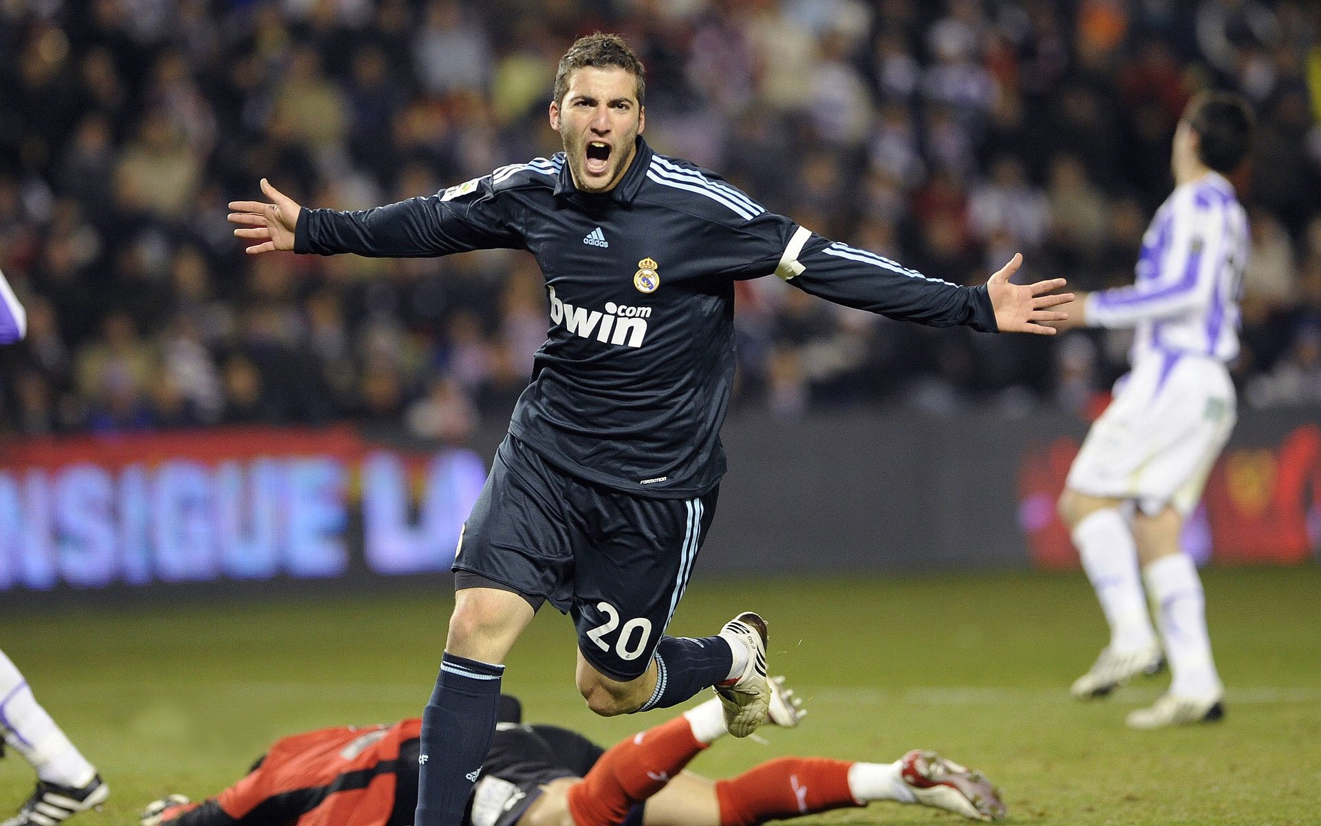 C罗赛事官方发布绝杀新规，巴塞罗那争议不断！